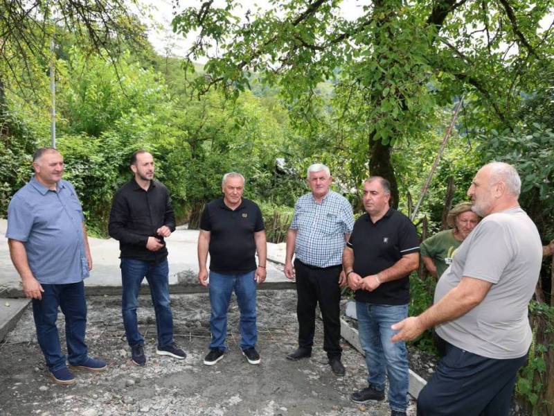 ცაგერის მუნიციპალიტეტის მერი ჭაბუკი ჭაბუკიანი, საკრებულოს თავმჯდომარე ვასილ საღინაძესთან ერთად, სოფელ ლასხანის შიდა სასოფლო  გზის სარეაბილიტაციო სამუშაოებს გაეცნო